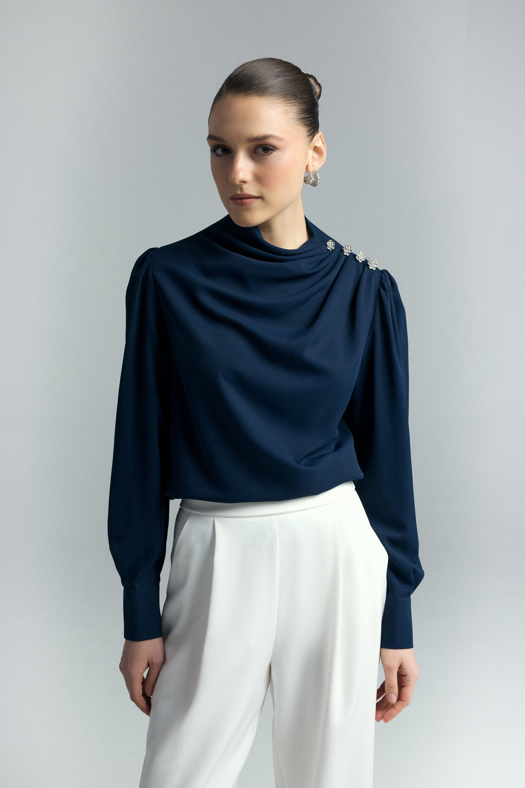 Sateen Blouse avec détails en pierre - Bleu marine