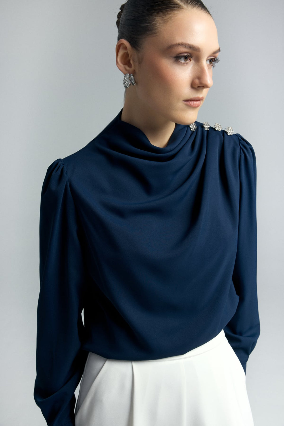 Sateen Blouse avec détails en pierre - Bleu marine