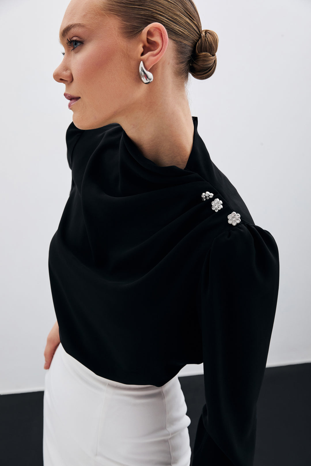 Sateen Blouse avec détails de boutons en pierre - Noir
