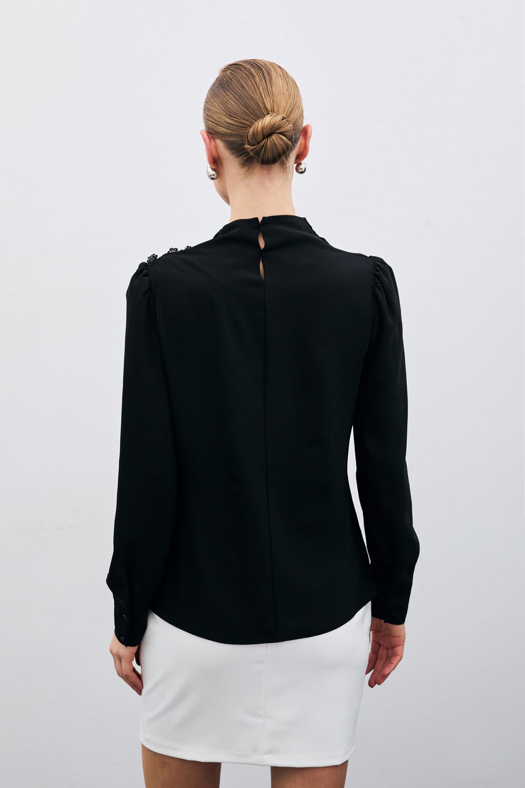 Sateen Blouse avec détails de boutons en pierre - Noir
