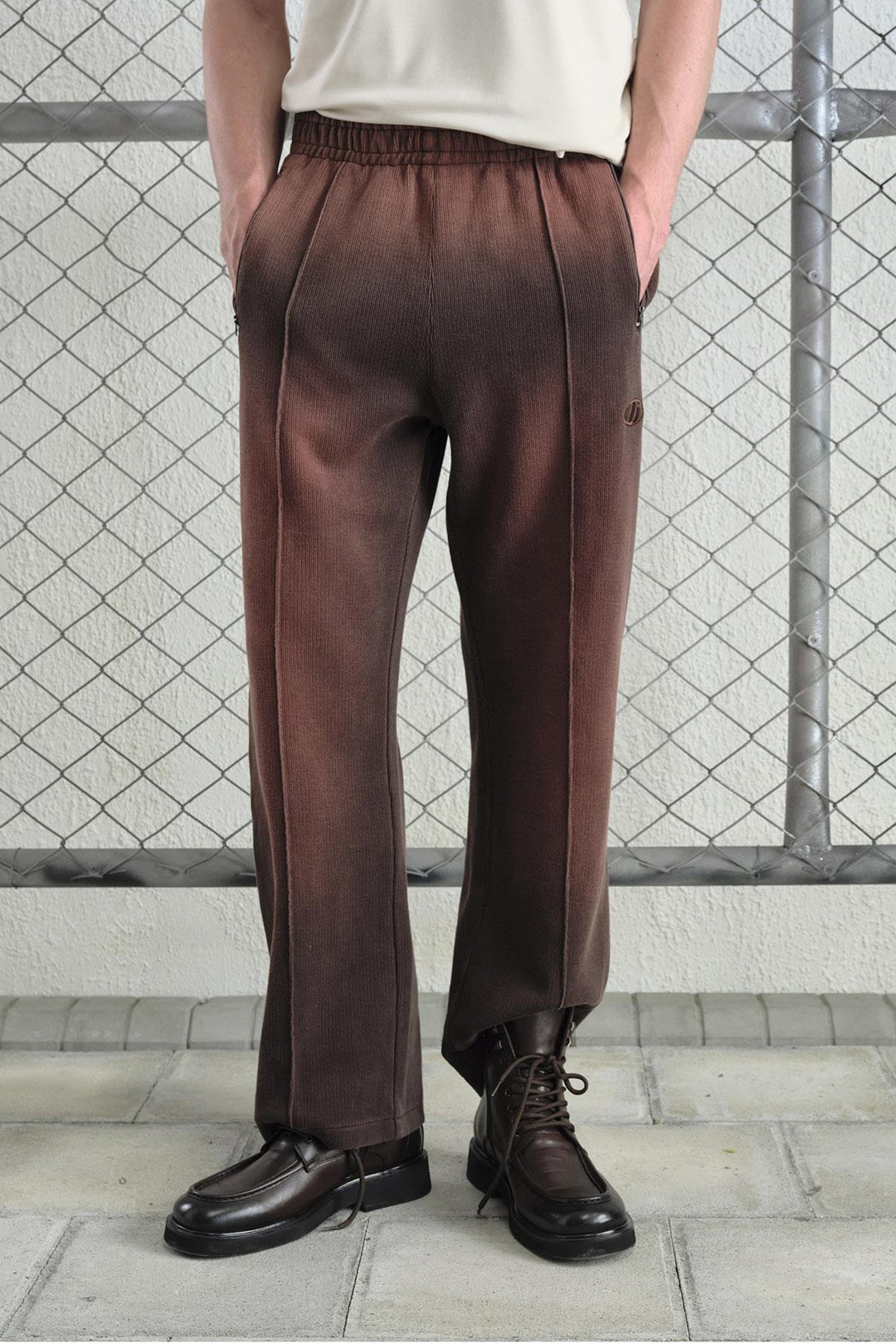 Giesto Pantalon marron avec détails logo effet - Marron