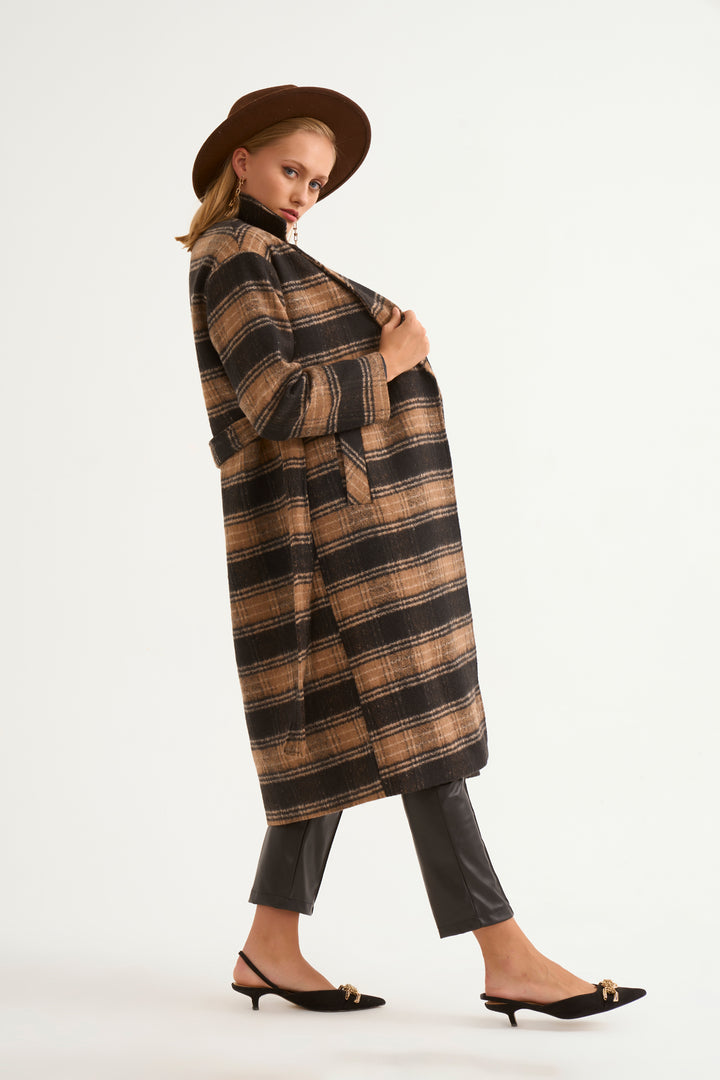 Sateen Manteau ceinturé à motif écossais - Noir / Camel