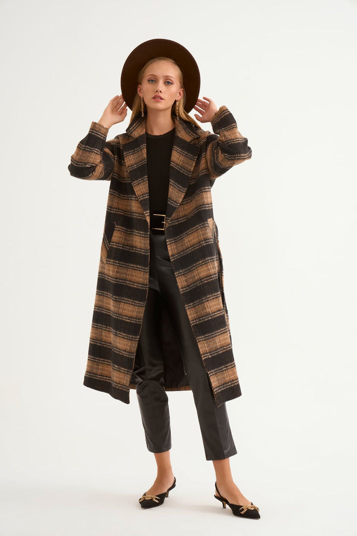 Sateen Manteau ceinturé à motif écossais - Noir / Camel