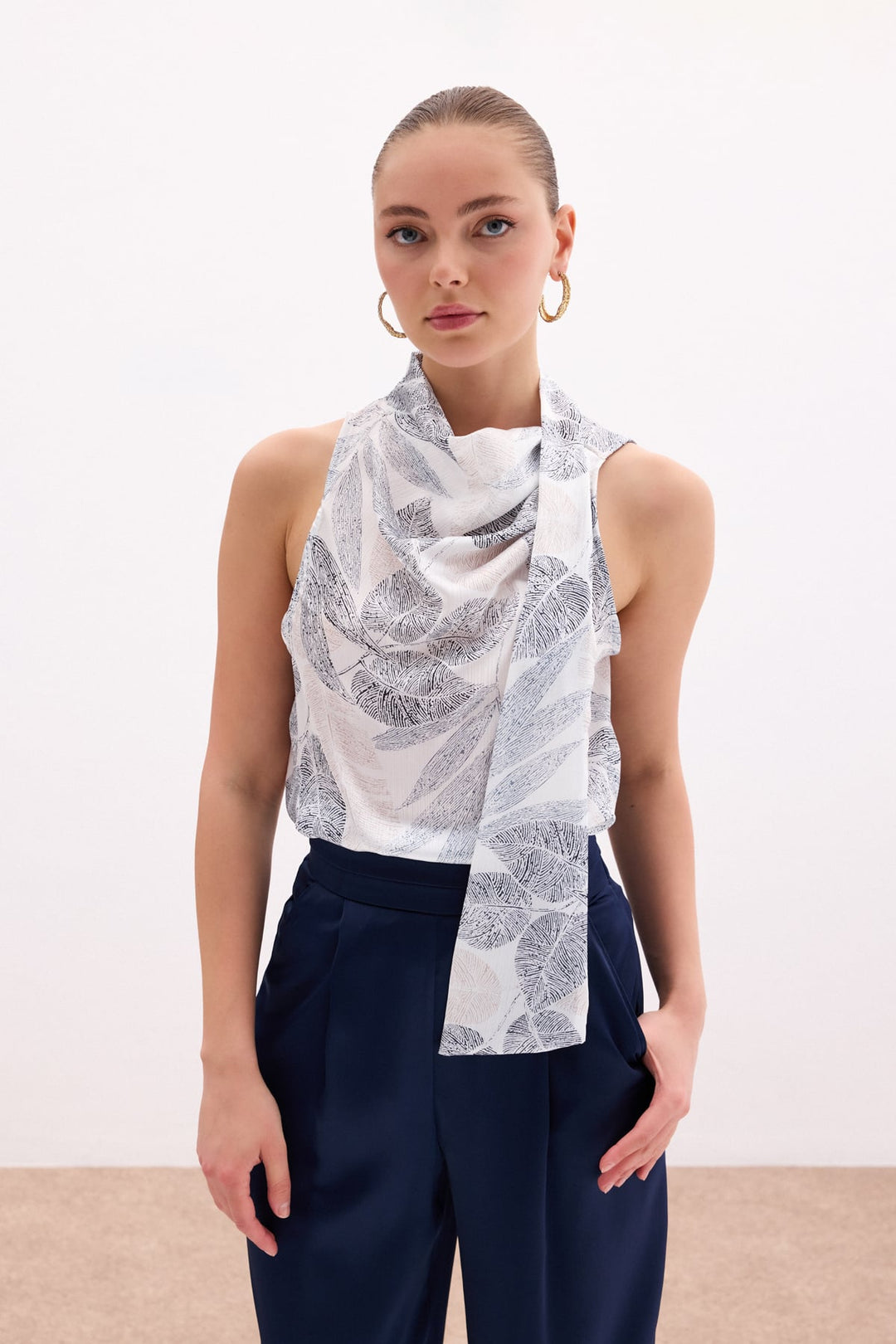 Sateen Blouse à motif avec foulard - Noir