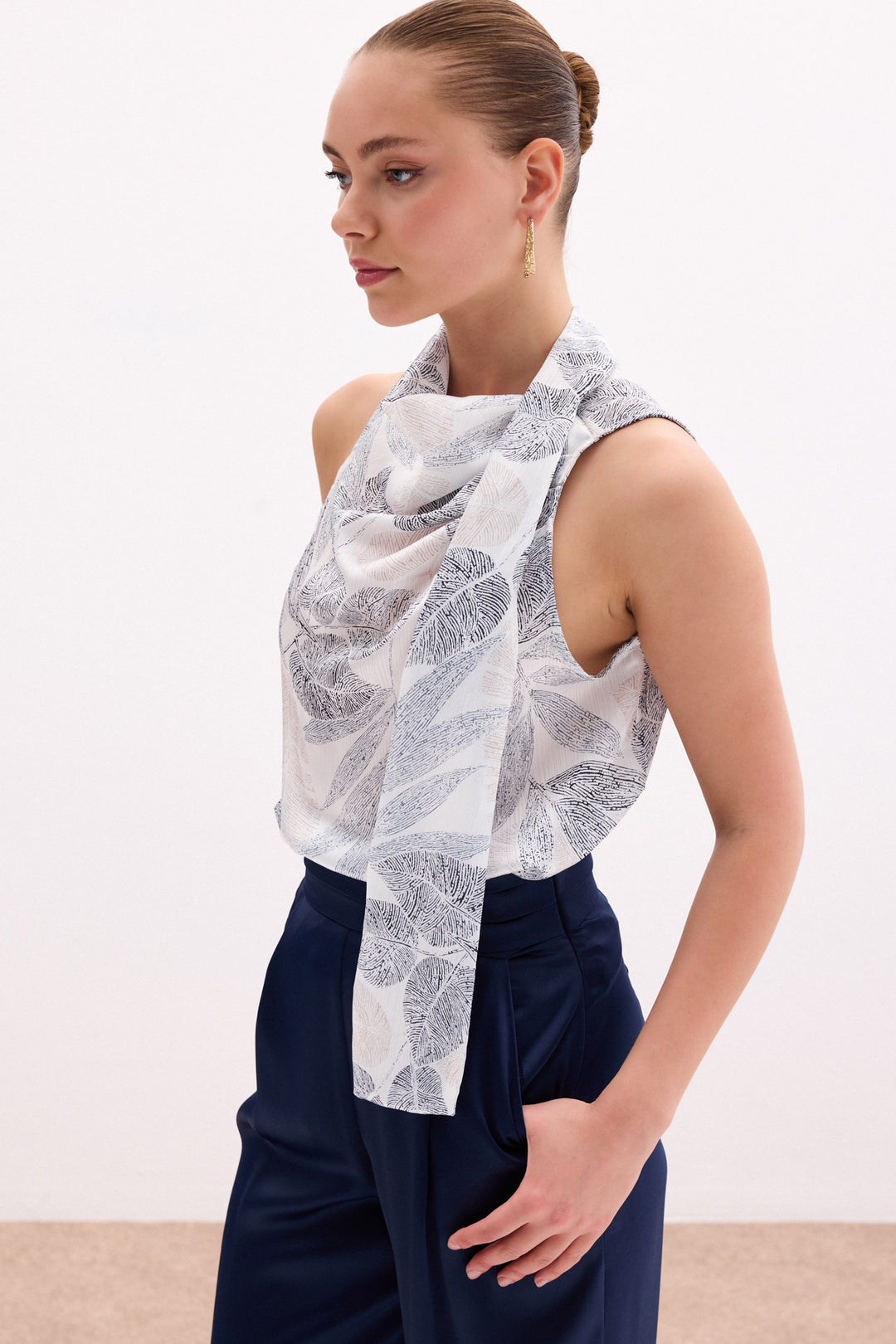 Sateen Blouse à motif avec foulard - Noir