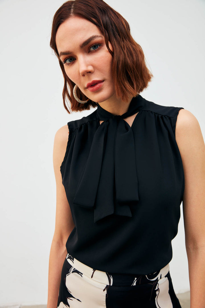 Sateen Blouse Sans Manches avec Foulard - Noir