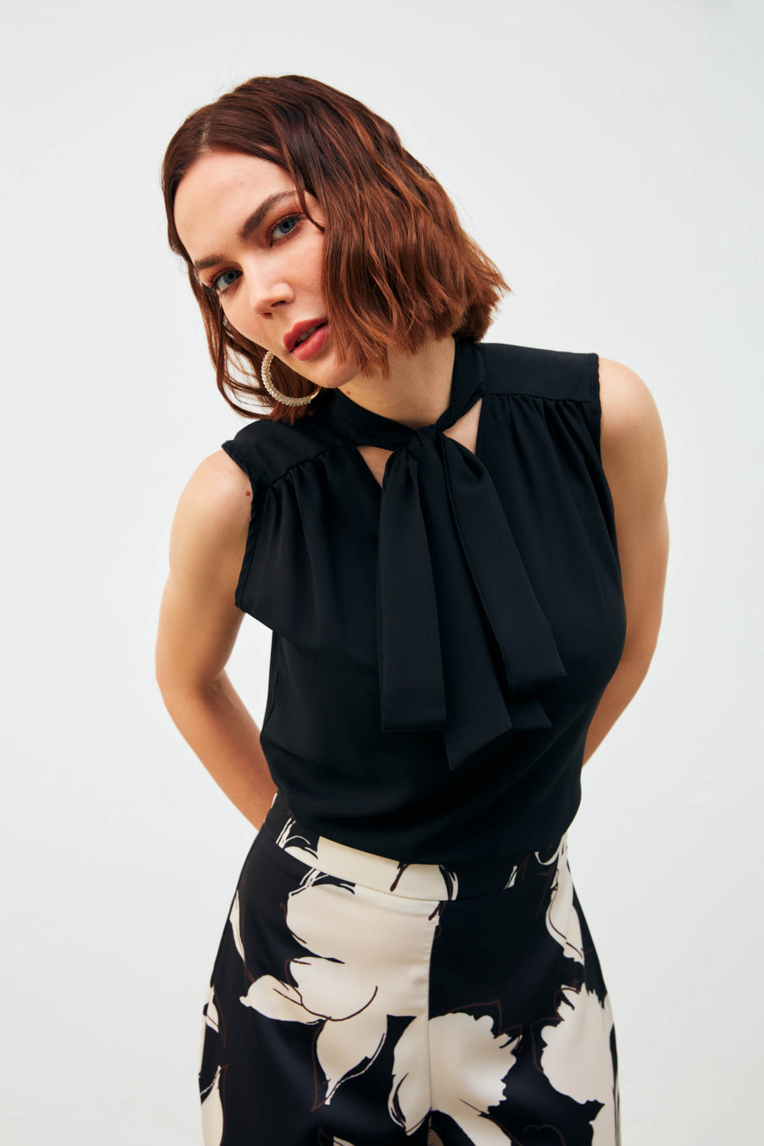 Sateen Blouse Sans Manches avec Foulard - Noir