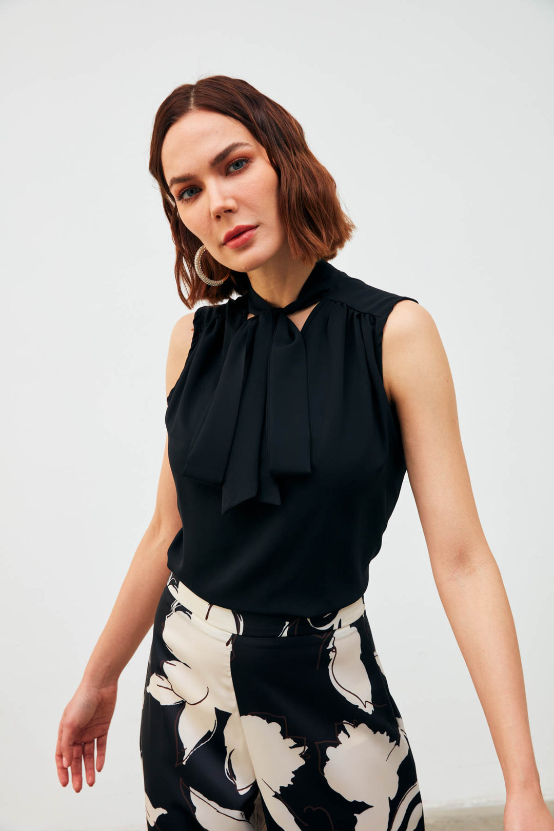 Sateen Blouse Sans Manches avec Foulard - Noir