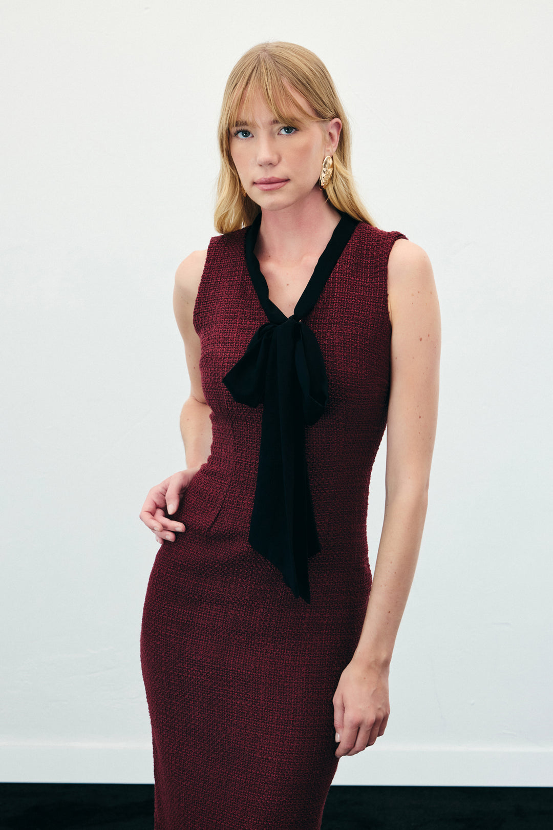 Sateen Robe sans manches en tweed avec foulard - Bordeaux