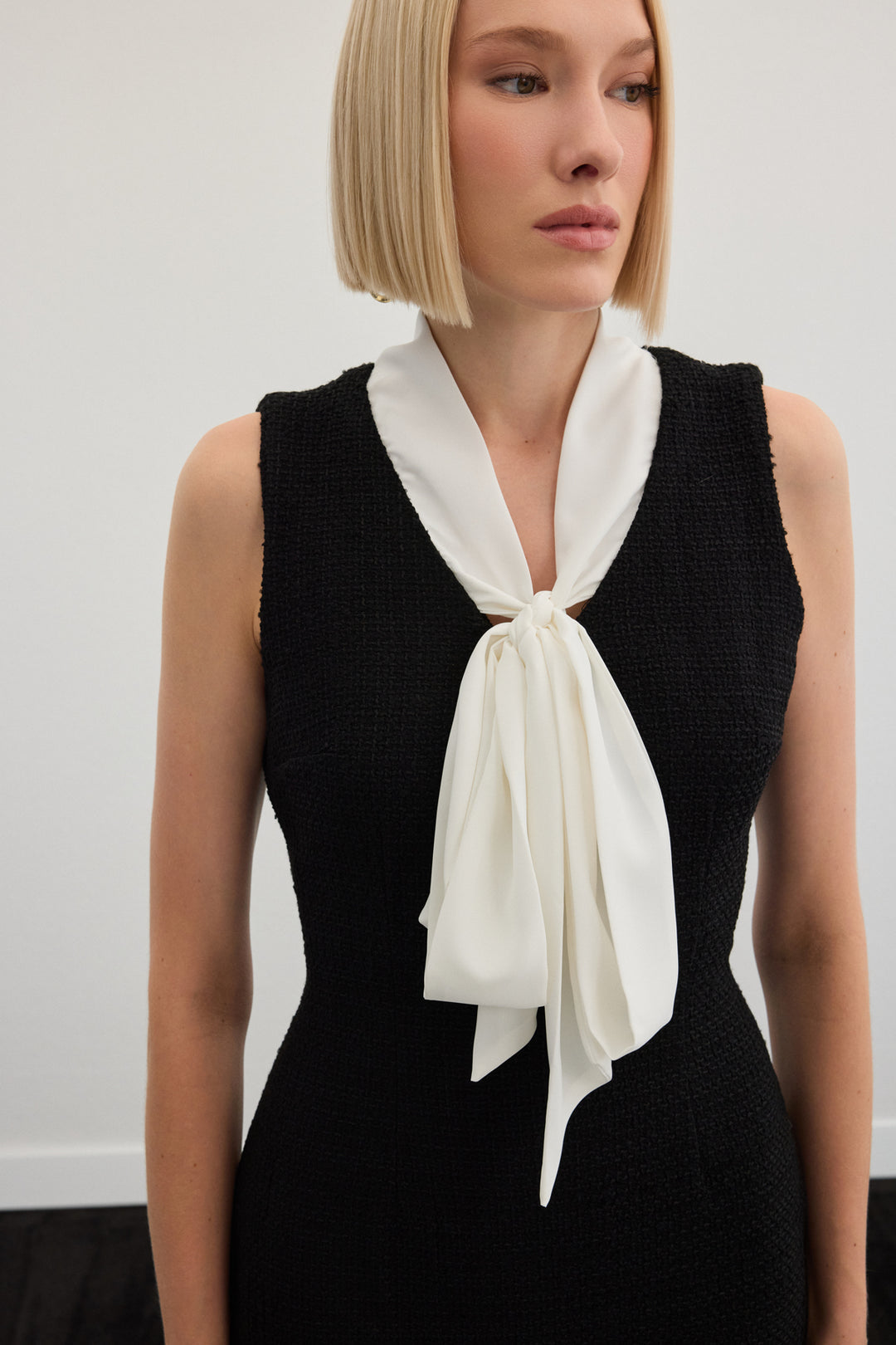 Sateen Robe sans manches en tweed avec foulard - Noir