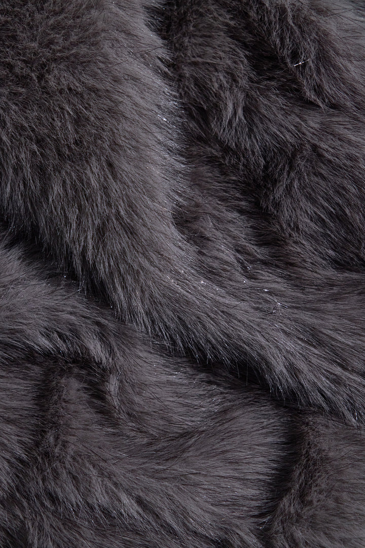 Sateen Manteau en fourrure pailleté à col large - füme