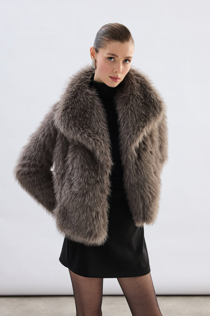 Sateen Manteau en fourrure pailleté à col large - füme
