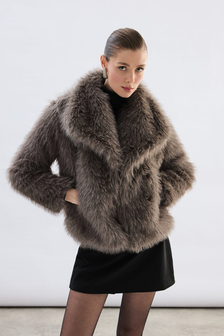 Sateen Manteau en fourrure pailleté à col large - füme