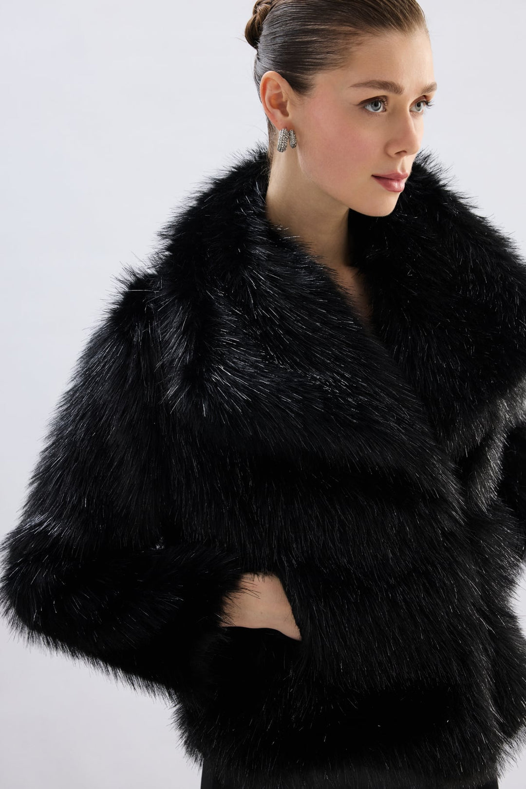 Sateen Manteau en fourrure pailleté à col large - Noir