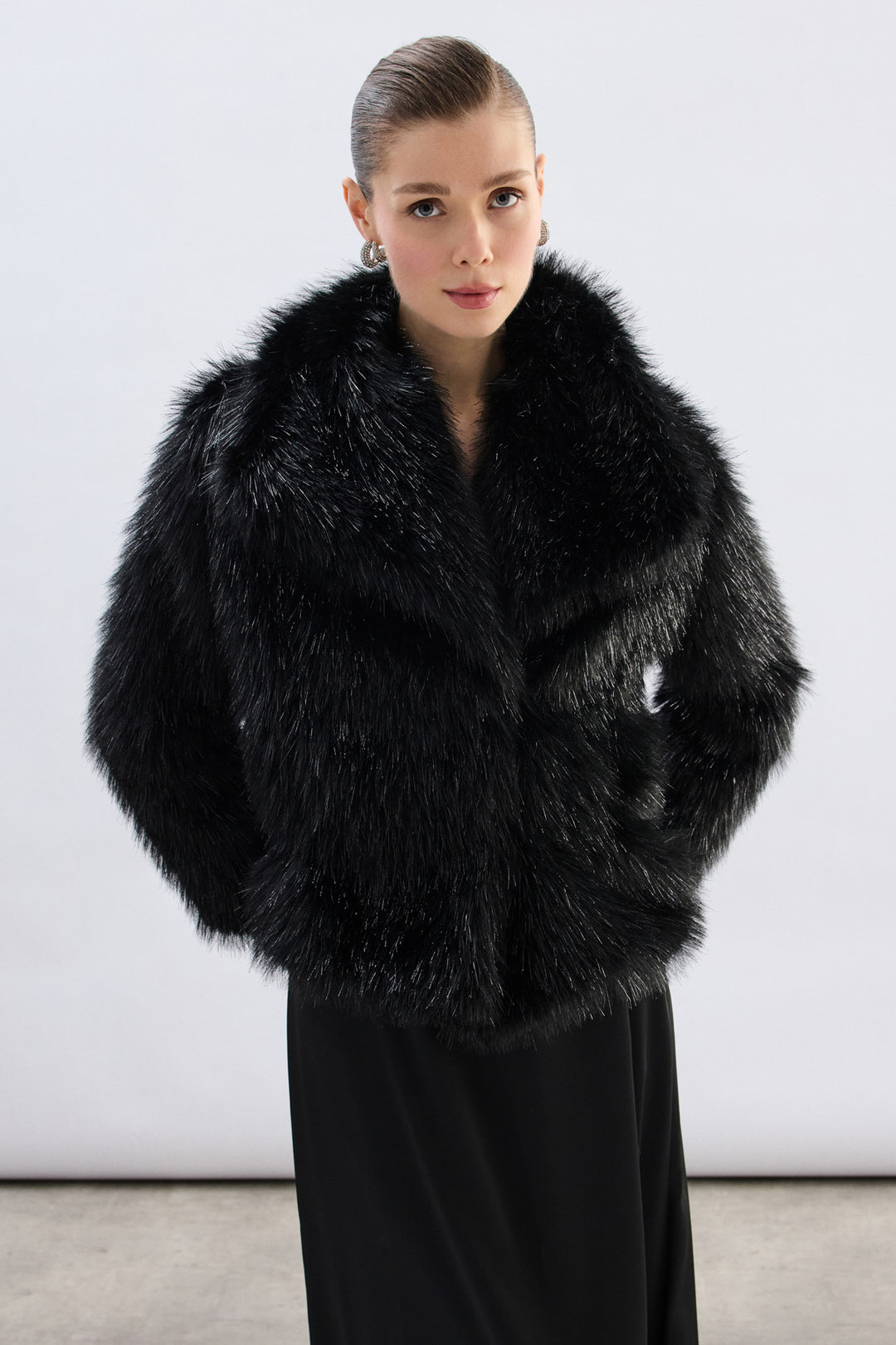 Sateen Manteau en fourrure pailleté à col large - Noir