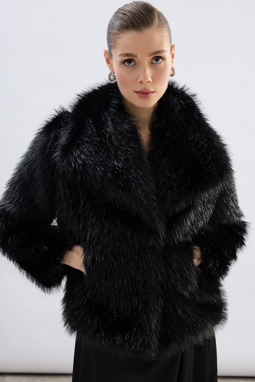 Sateen Manteau en fourrure pailleté à col large - Noir