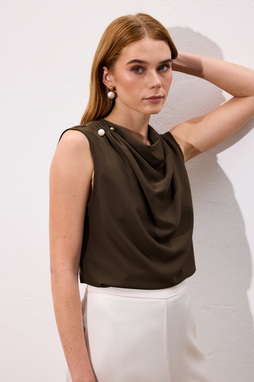 Sateen Blouse Degaje Avec Broche Perle - Marron