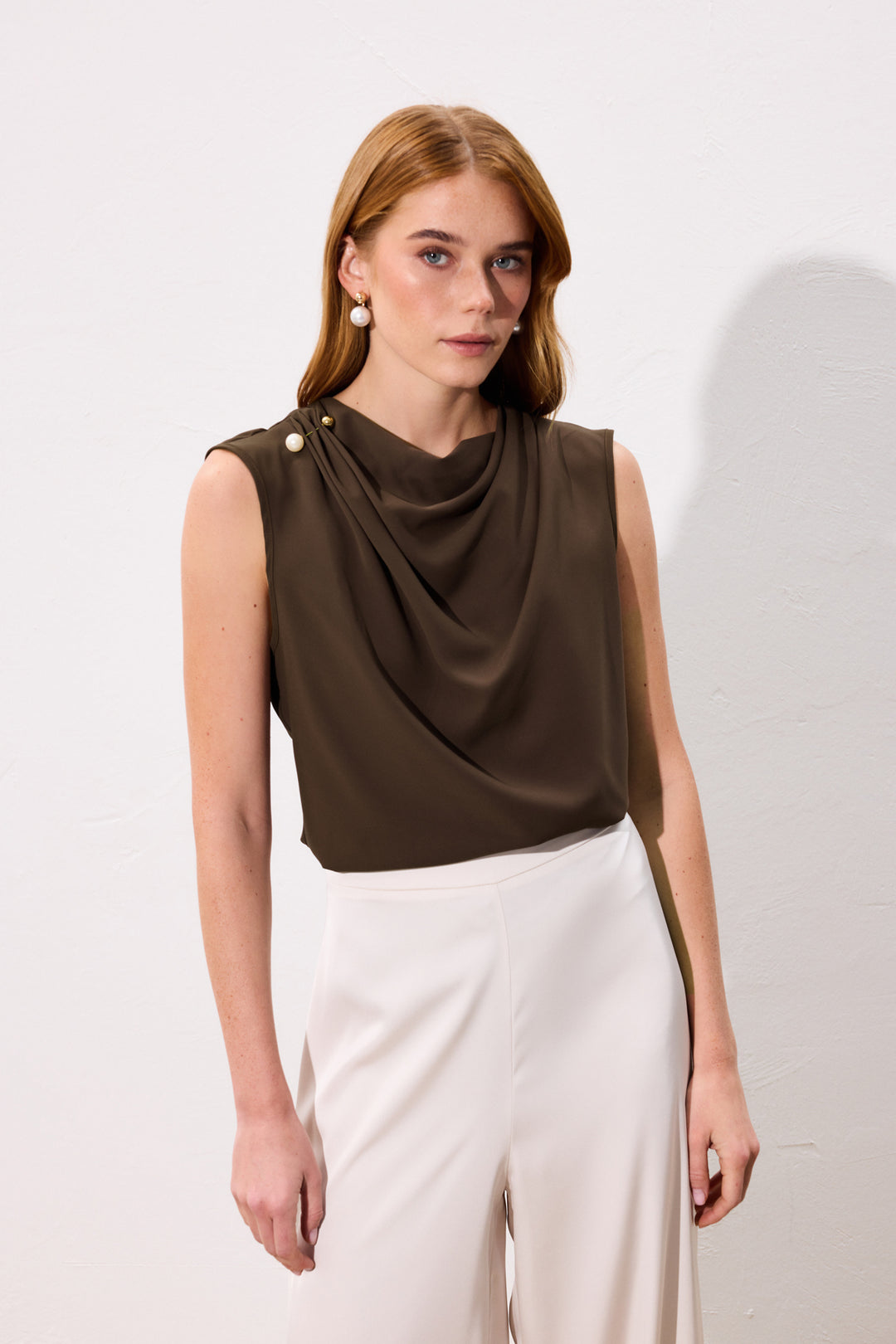 Sateen Blouse Degaje Avec Broche Perle - Marron