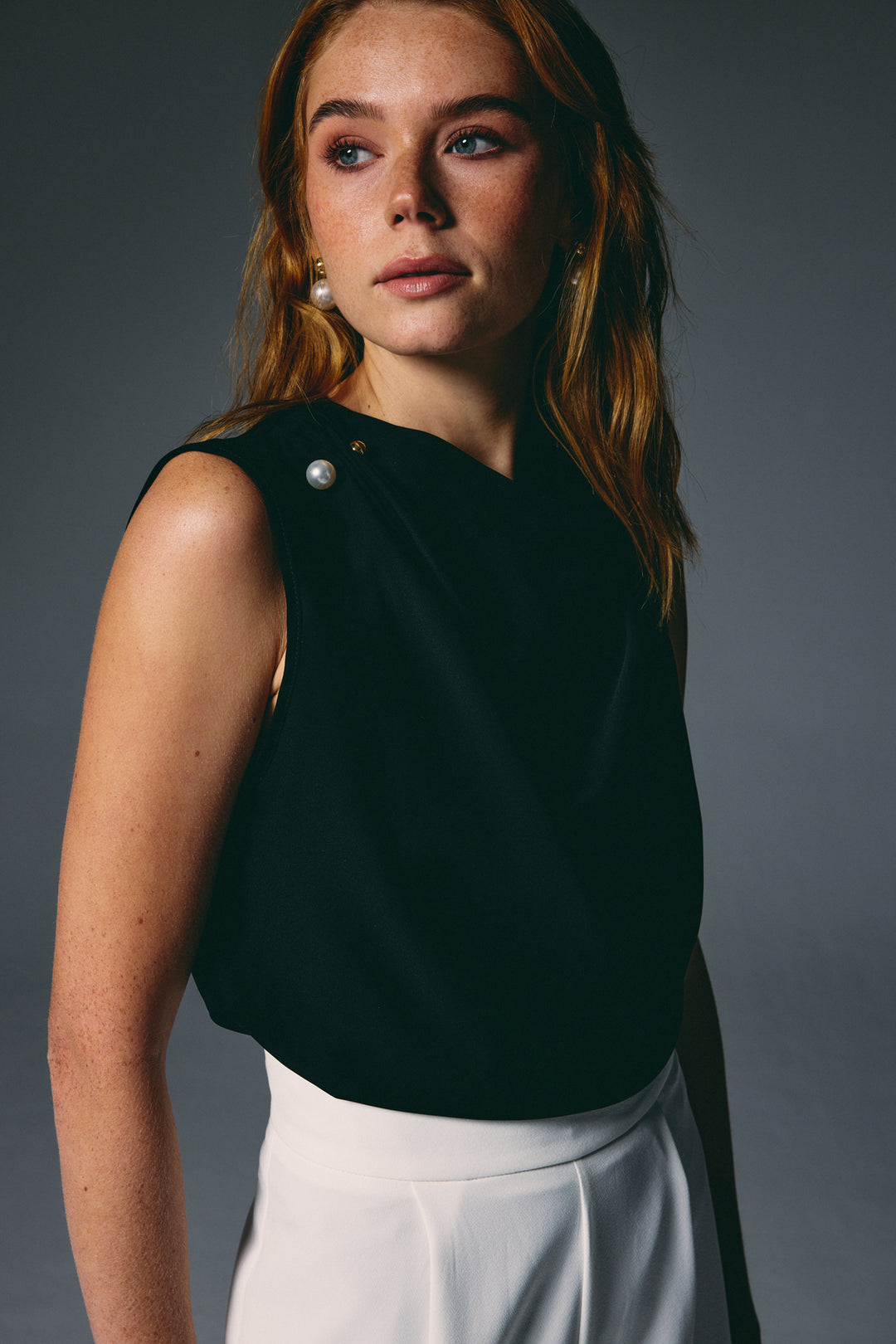 Sateen Blouse Degaje Avec Broche Perle - Noir