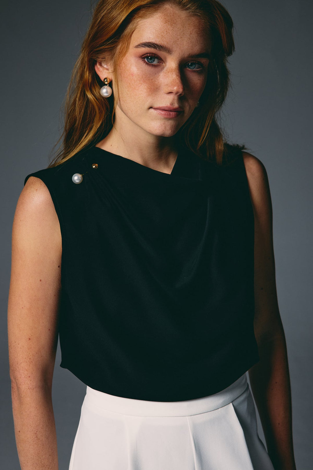 Sateen Blouse Degaje Avec Broche Perle - Noir