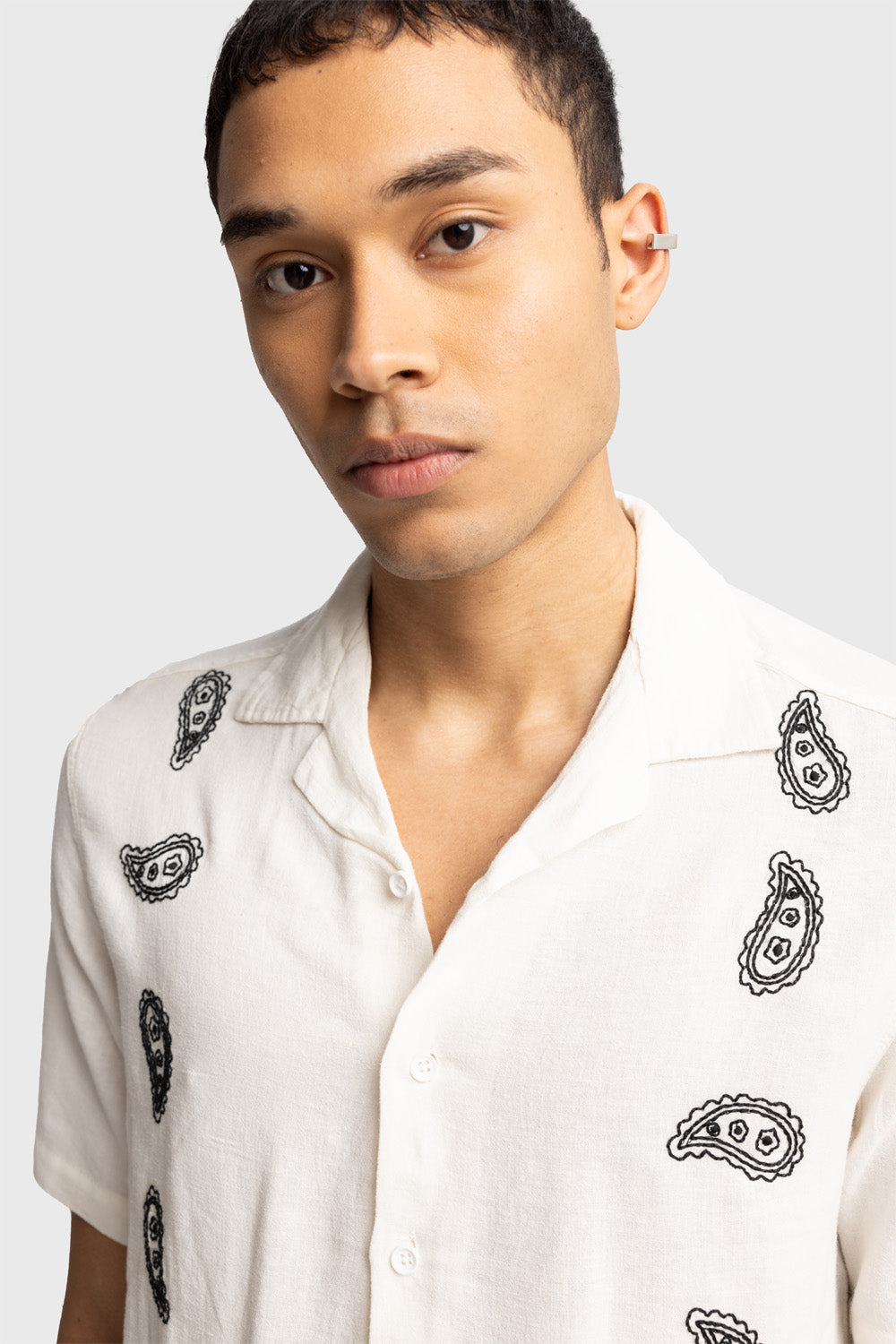 Giesto Chemise à manches courtes avec détails brodés - Blanc