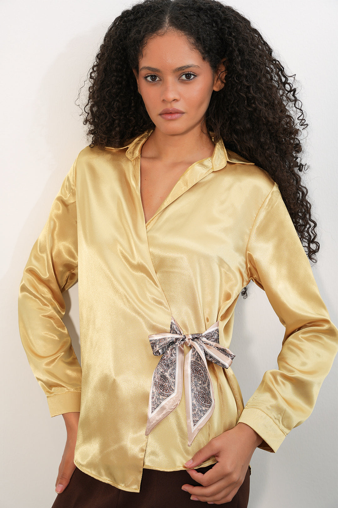 Bigdart Chemise en satin croisée pour femmes 20386 - Jaune doré