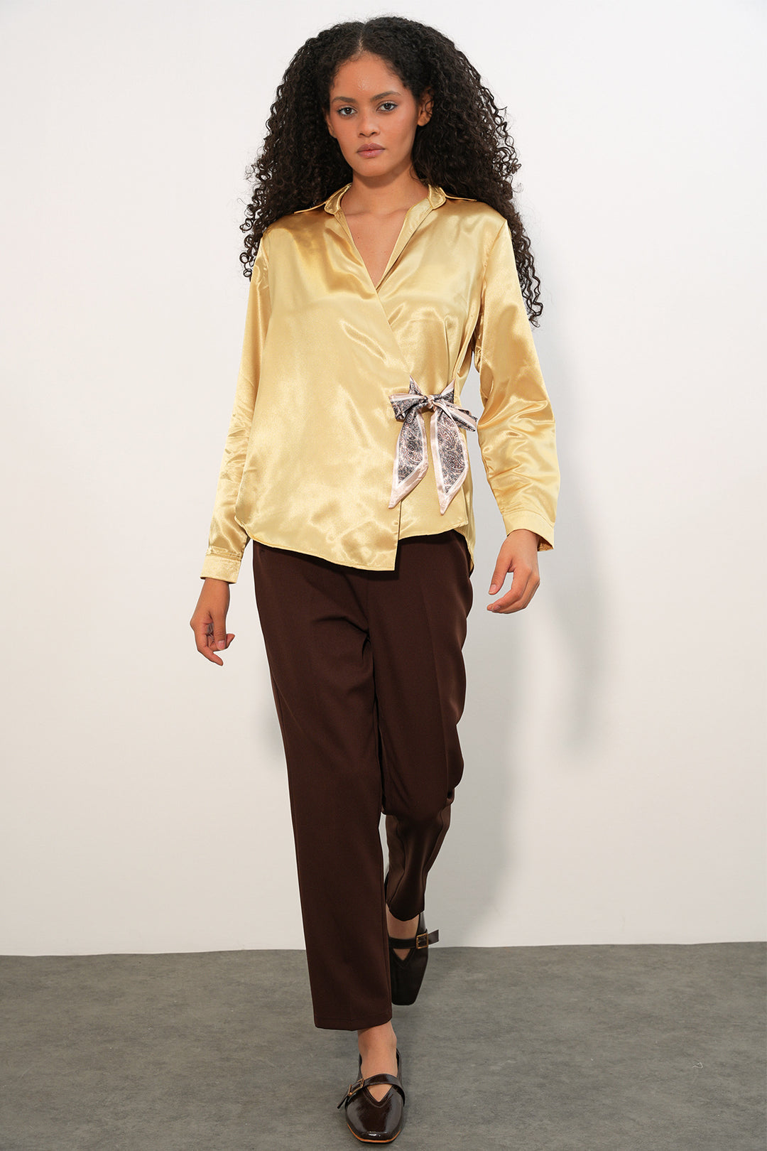 Bigdart Chemise en satin croisée pour femmes 20386 - Jaune doré