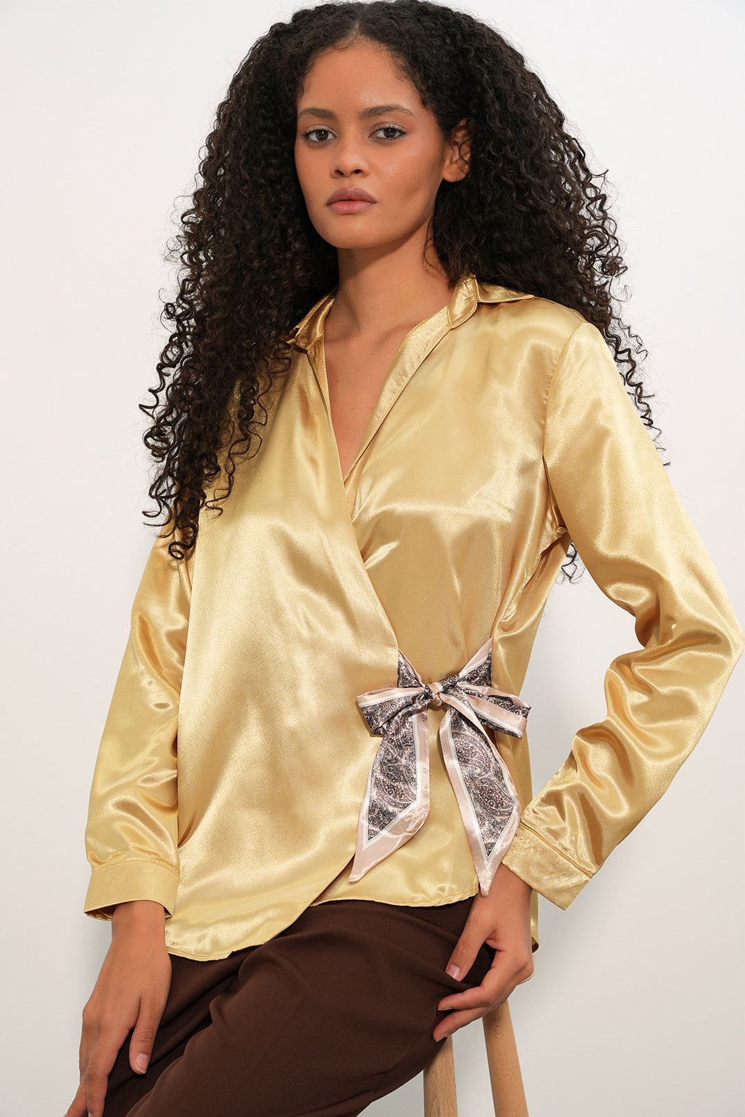 Bigdart Chemise en satin croisée pour femmes 20386 - Jaune doré