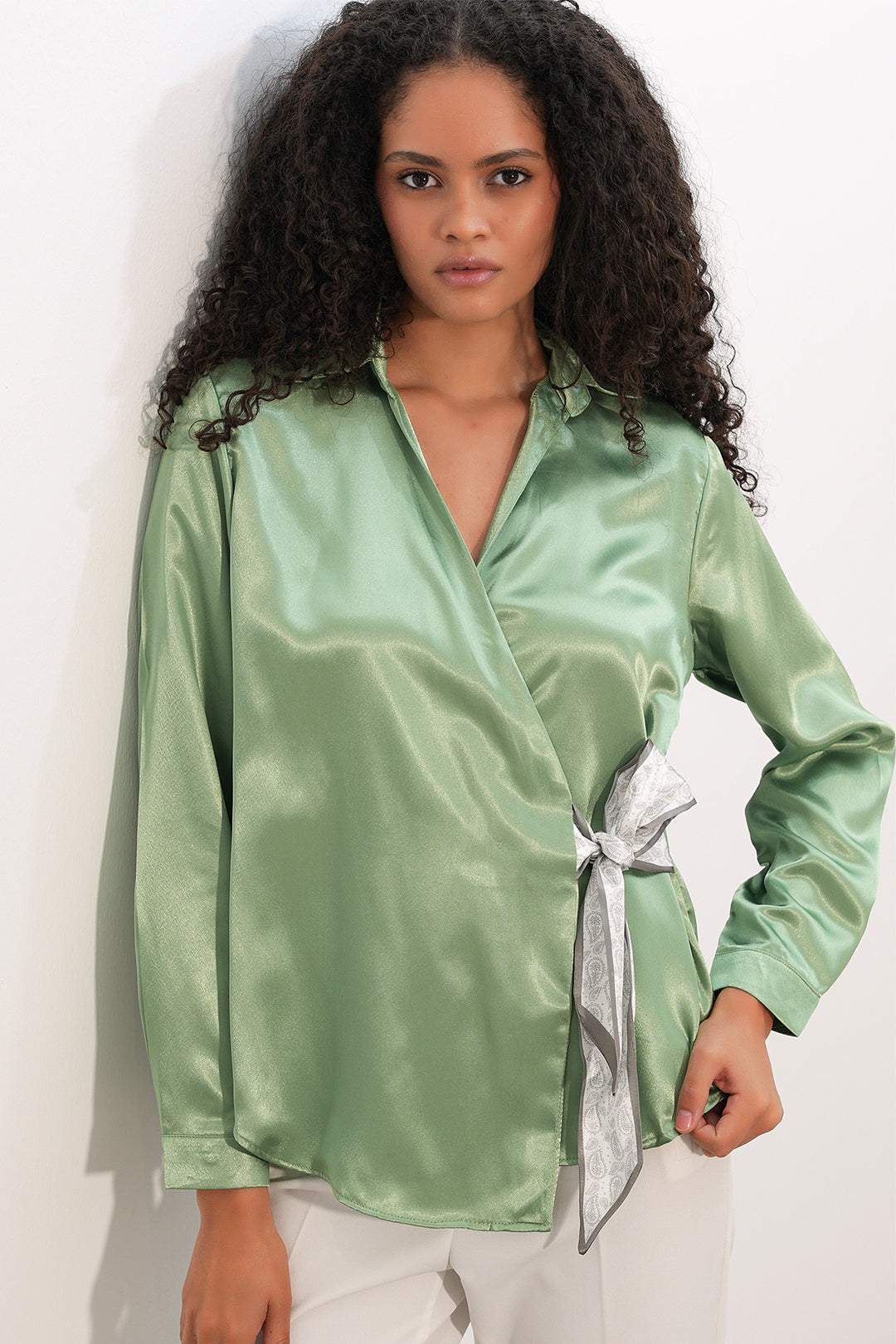 Bigdart Chemise en satin croisée pour femme 20386 - Vert clair