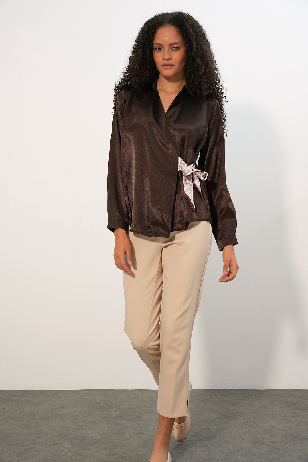 Bigdart Chemise en satin croisée pour femmes 20386 - Marron