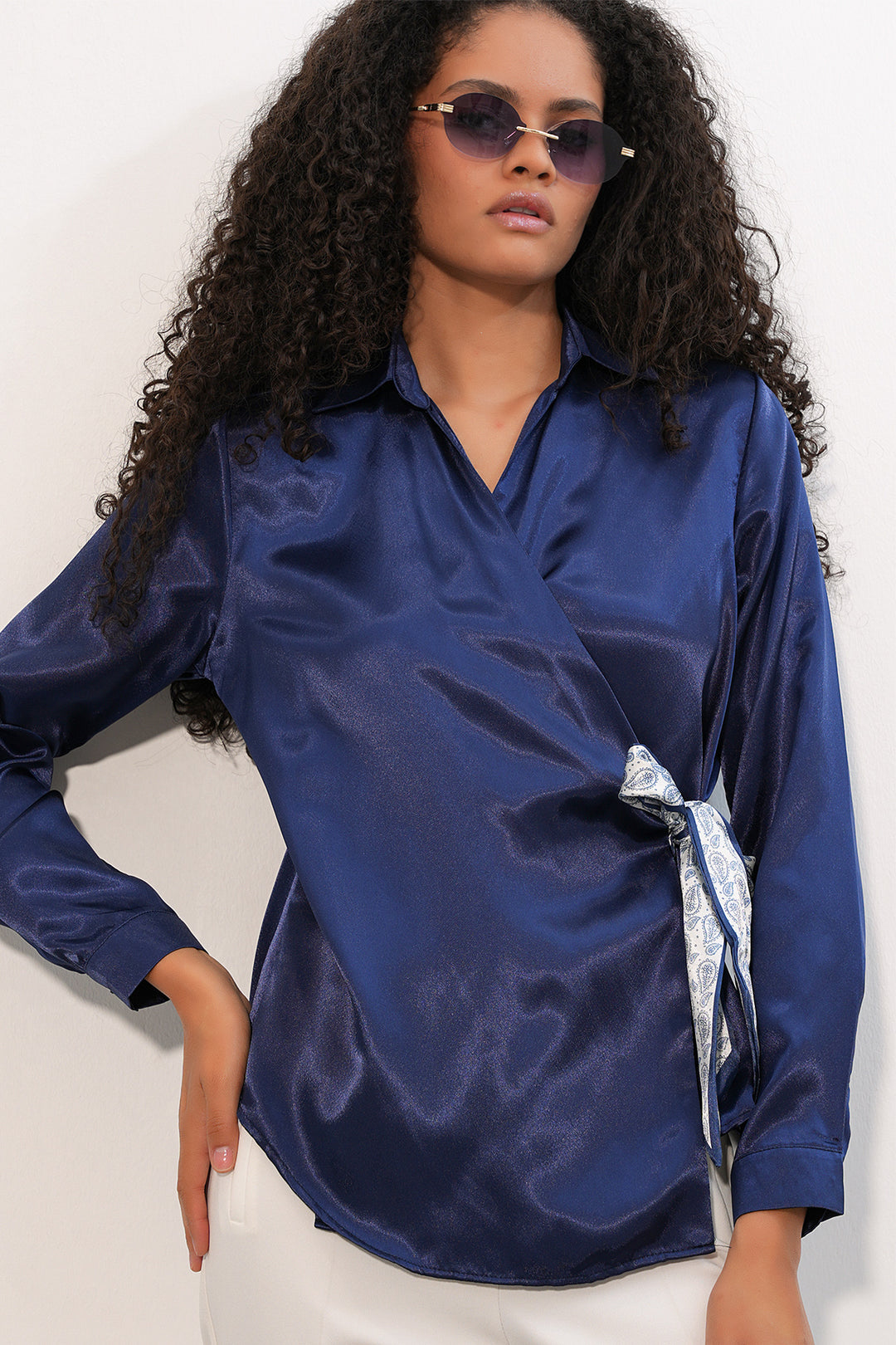 Bigdart Chemise en satin croisée pour femme 20386 - Bleu marine