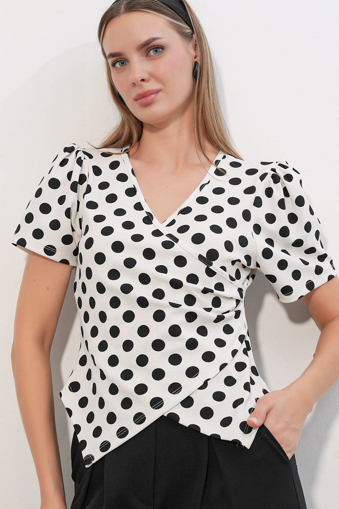 Bigdart Blouse à pois croisée à col pour femme 40027 - Blanc