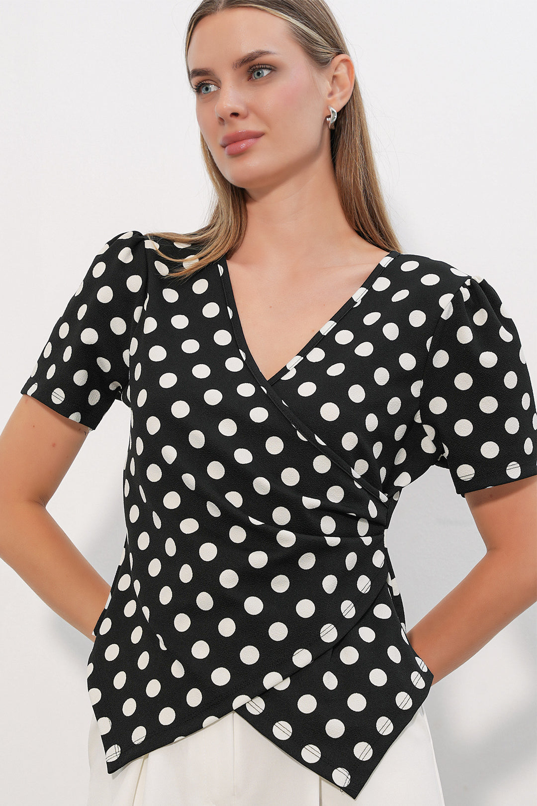 Bigdart Blouse à pois croisée à col pour femme 40027 - Noir