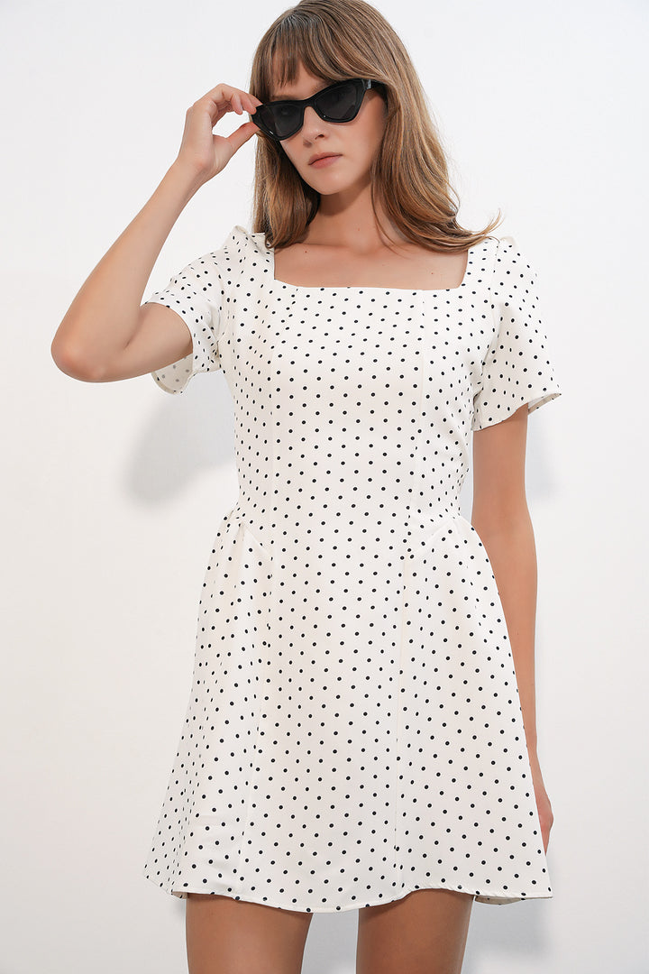 Bigdart Mini robe à manches courtes à pois et à encolure carrée 2604 pour femme - Blanc