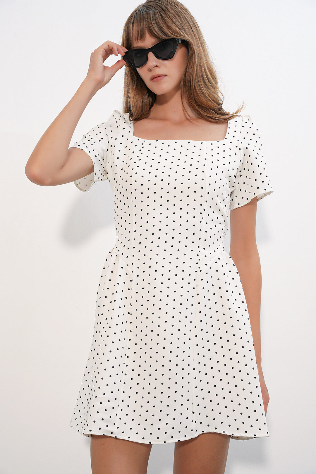 Bigdart Mini robe à manches courtes à pois et à encolure carrée 2604 pour femme - Blanc