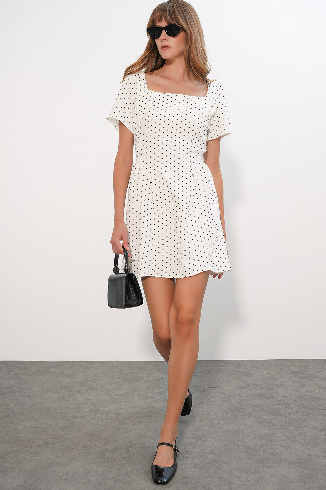 Bigdart Mini robe à manches courtes à pois et à encolure carrée 2604 pour femme - Blanc