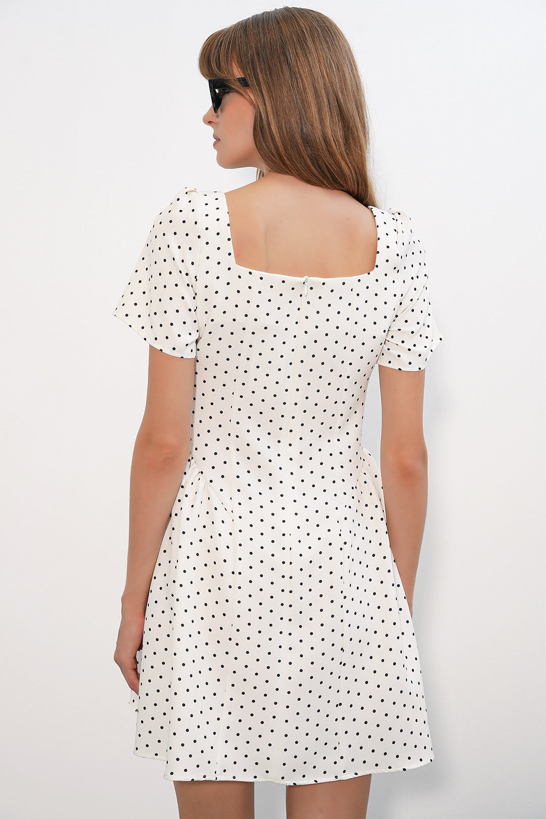 Bigdart Mini robe à manches courtes à pois et à encolure carrée 2604 pour femme - Blanc