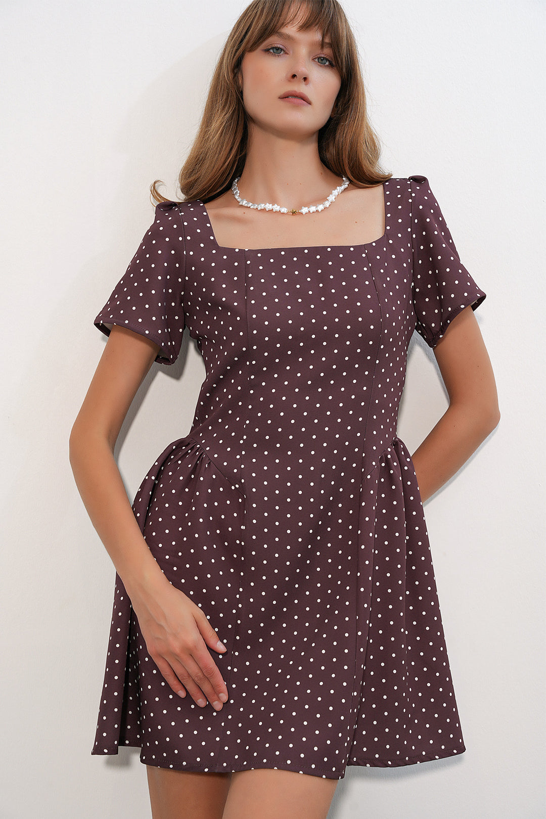 Bigdart Mini robe à manches courtes à pois et à encolure carrée 2604 pour femme - Marron