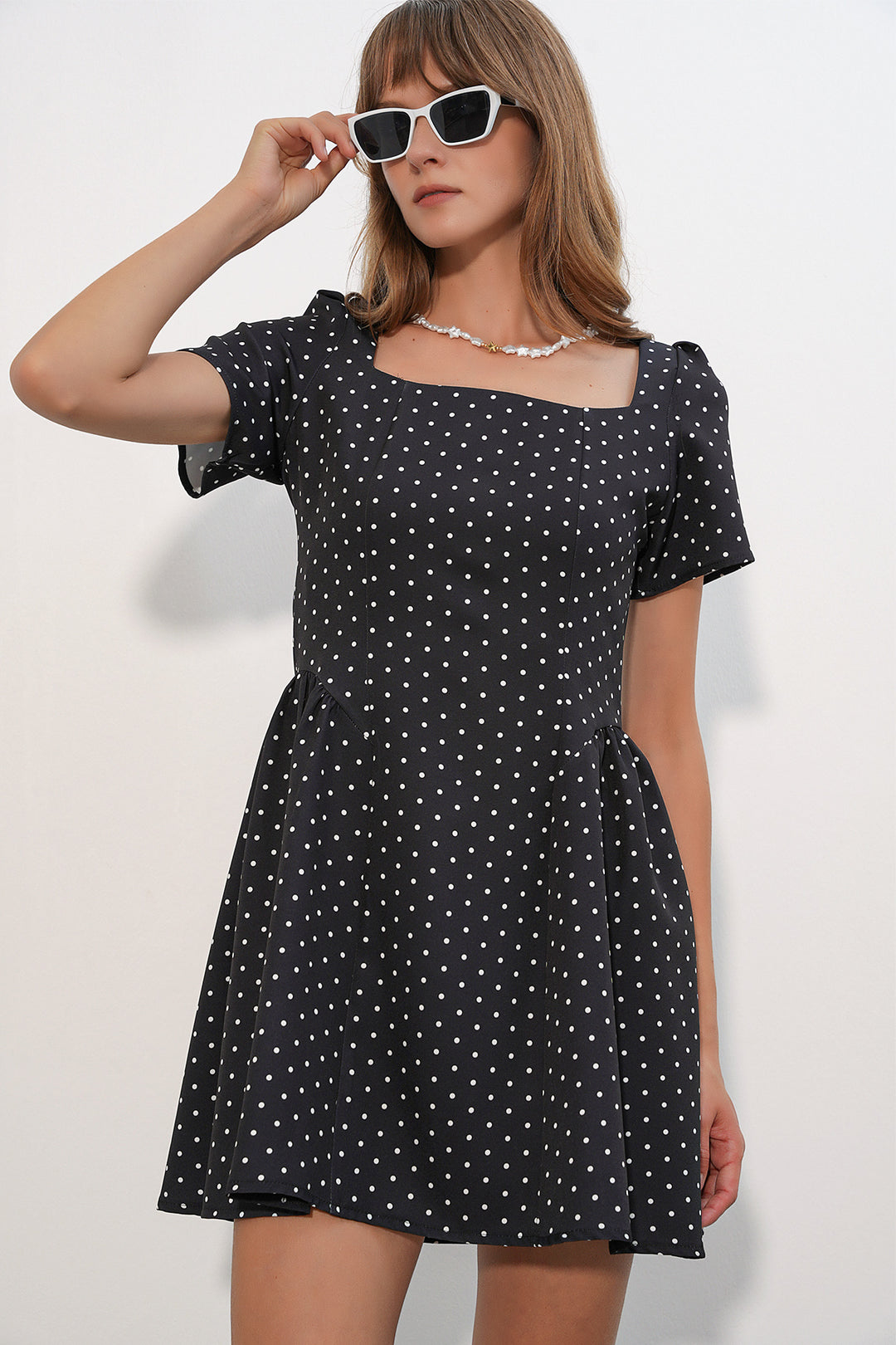 Bigdart Mini robe à manches courtes à pois et à encolure carrée 2604 pour femme - Noir