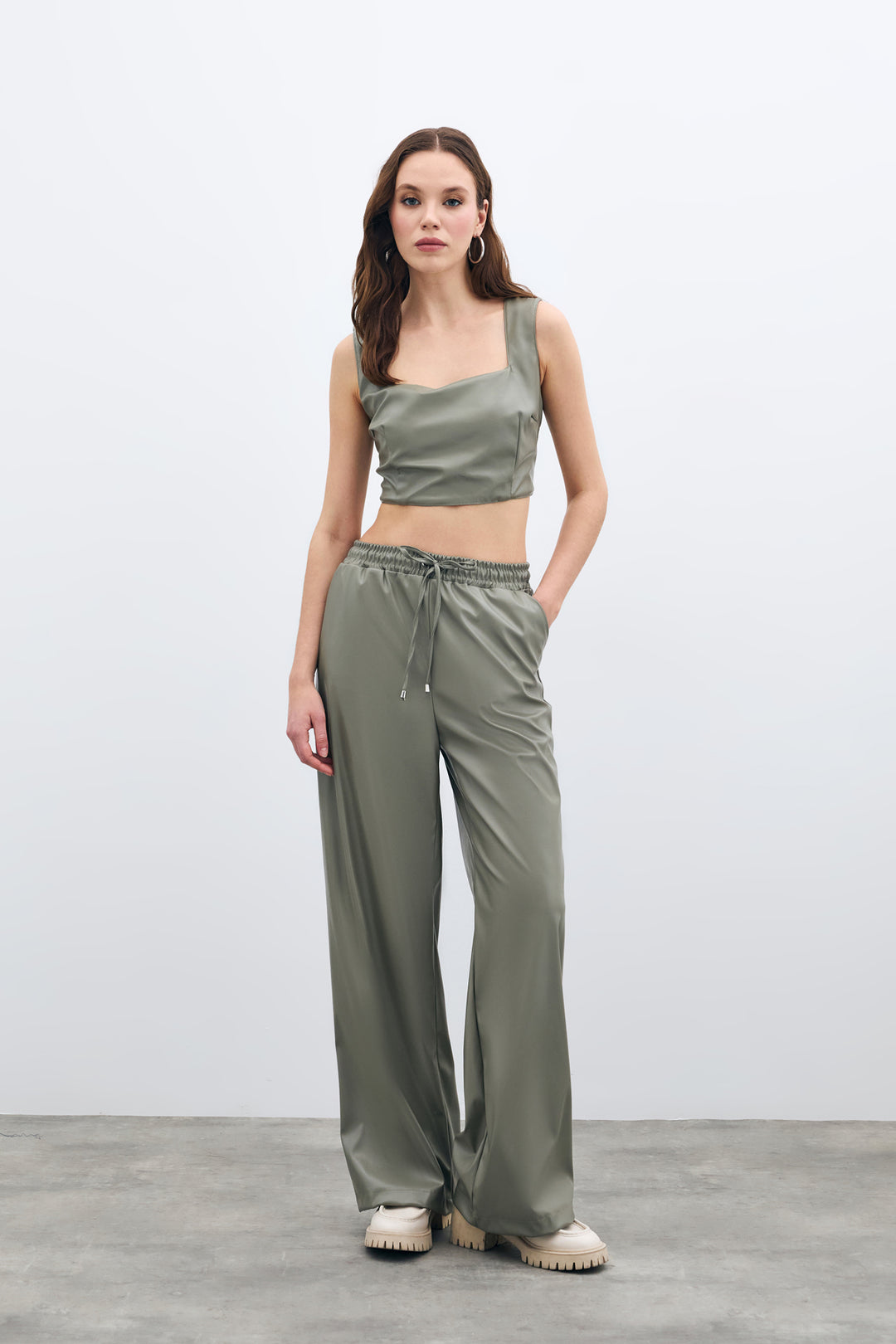 Sateen Crop en Cuir à Col Carré - Vert amande Vert