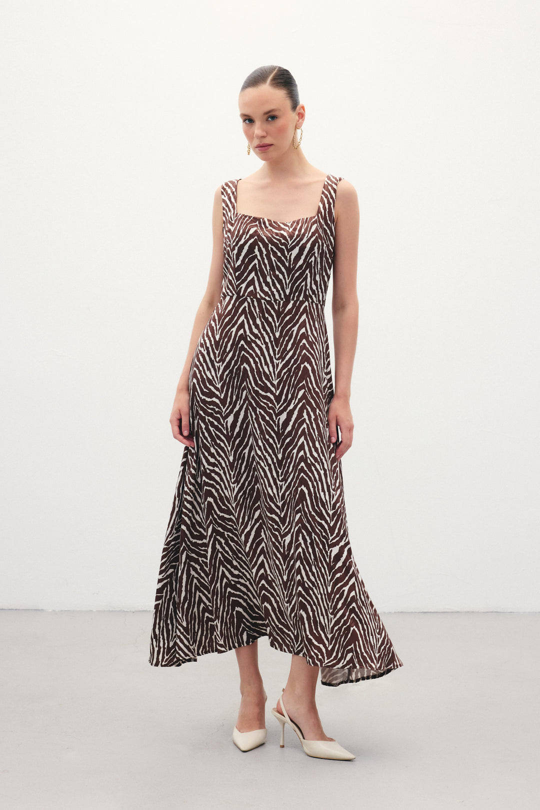 Sateen Robe à col carré à motif zèbre - Marron