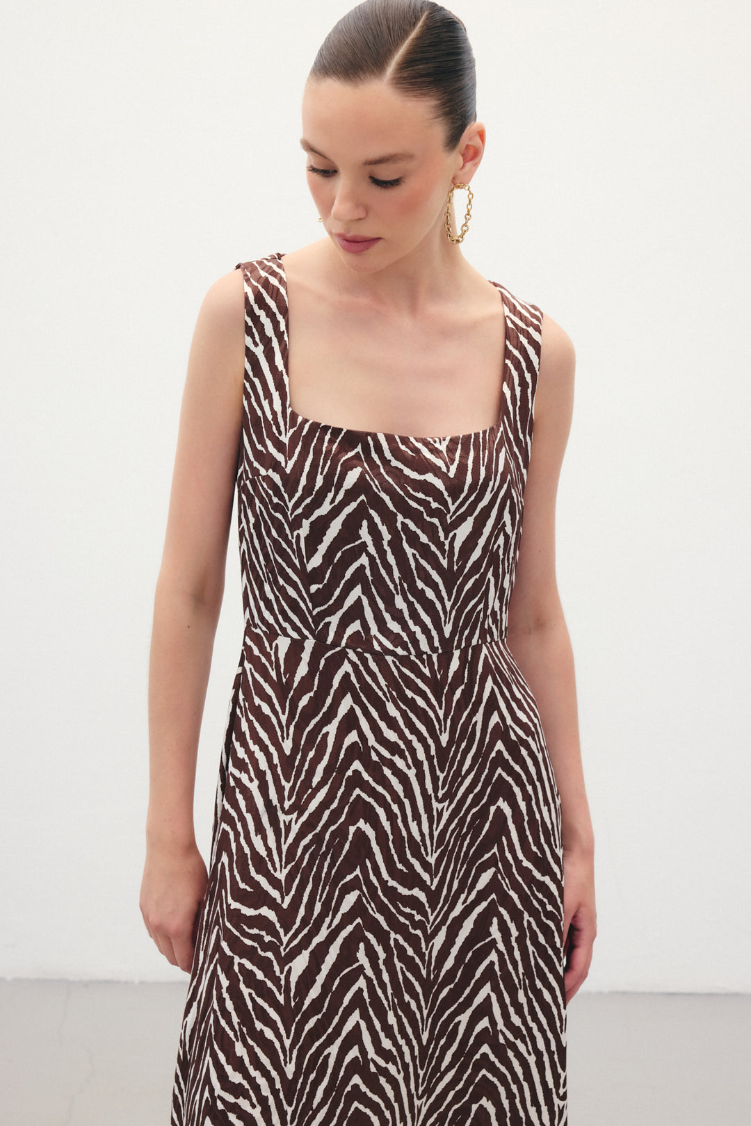 Sateen Robe à col carré à motif zèbre - Marron