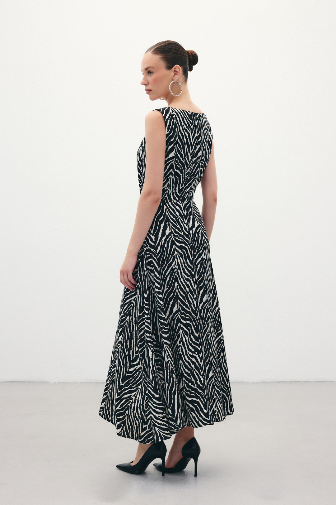 Sateen Robe à col carré avec motif zèbre - Noir