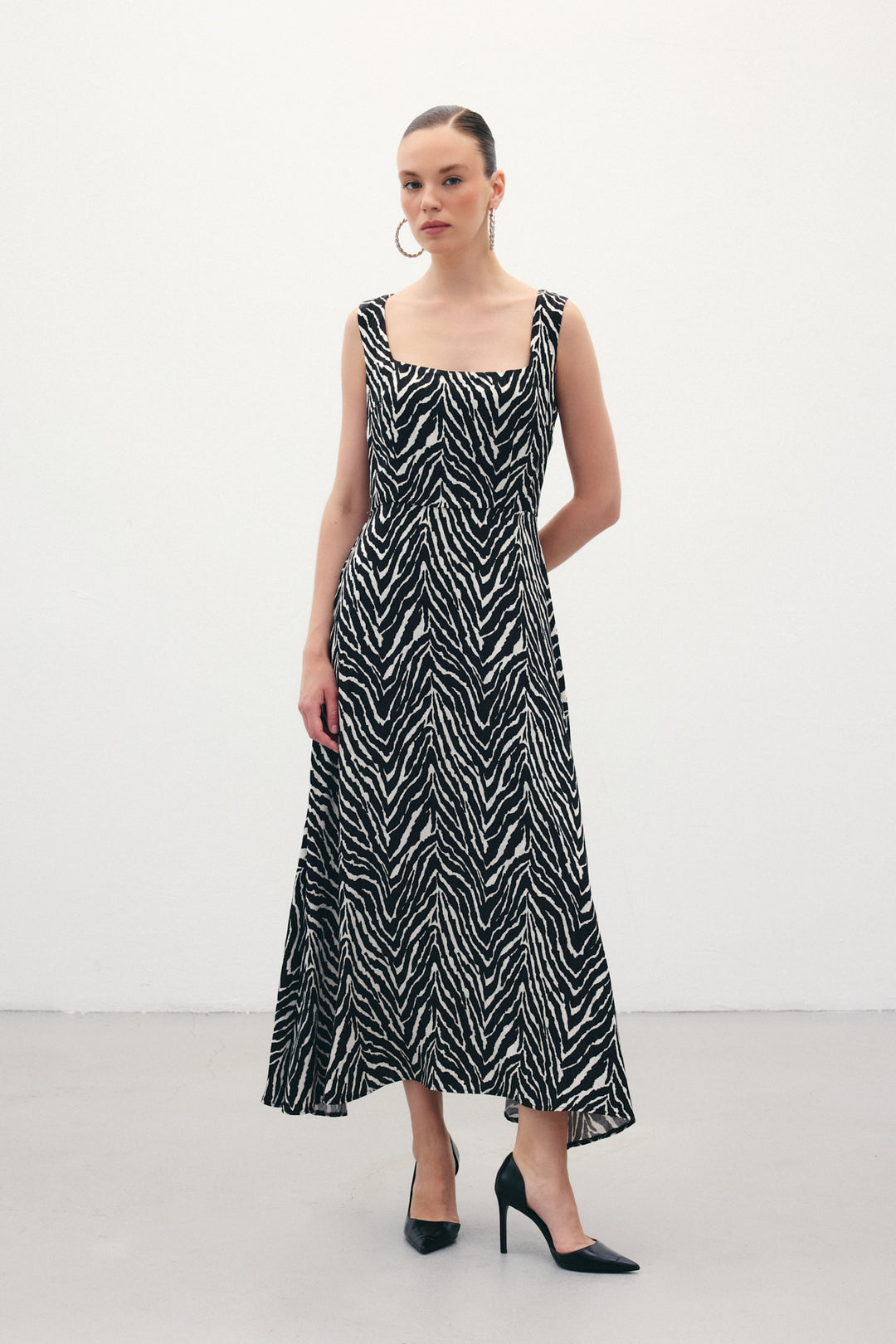Sateen Robe à col carré avec motif zèbre - Noir