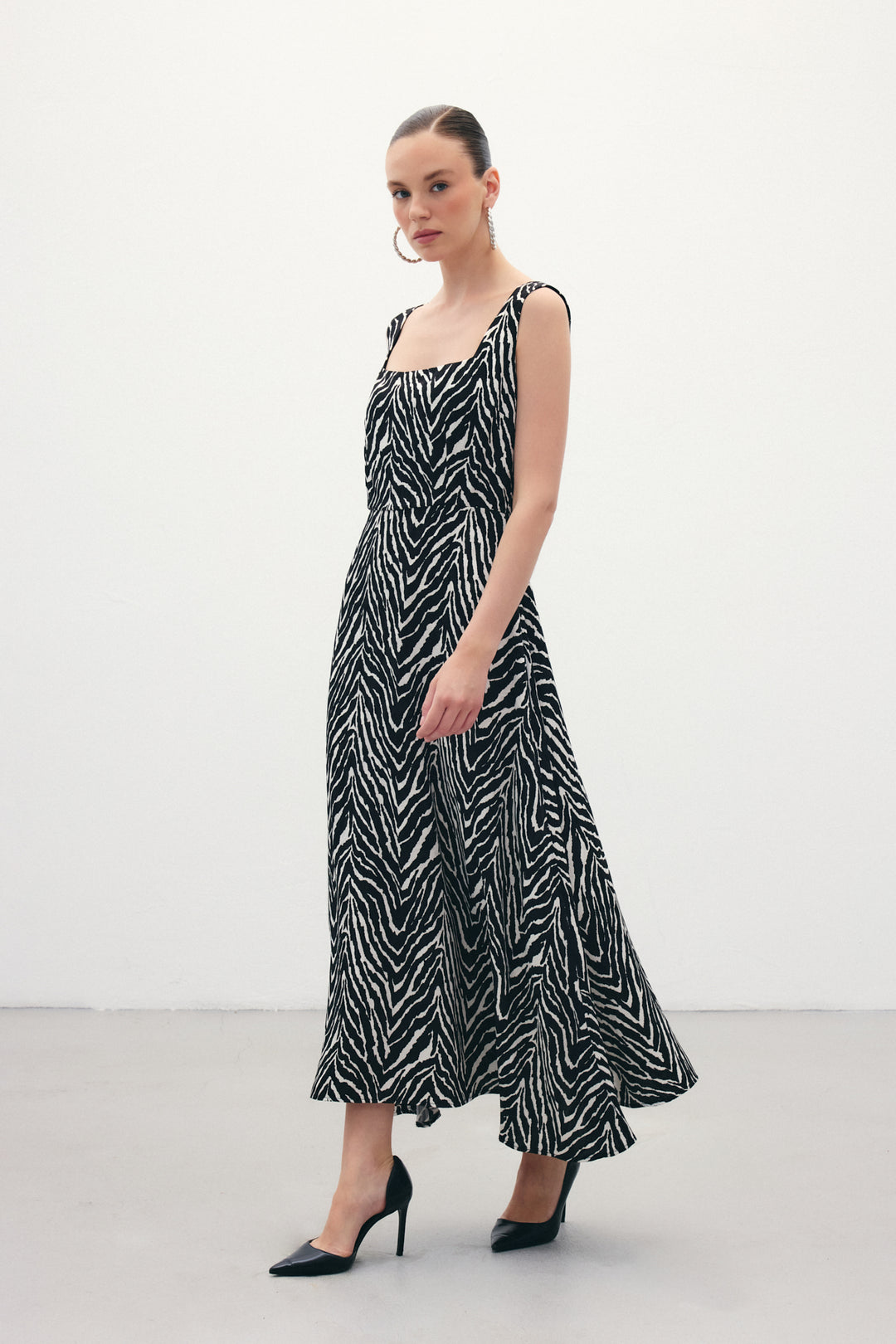 Sateen Robe à col carré avec motif zèbre - Noir
