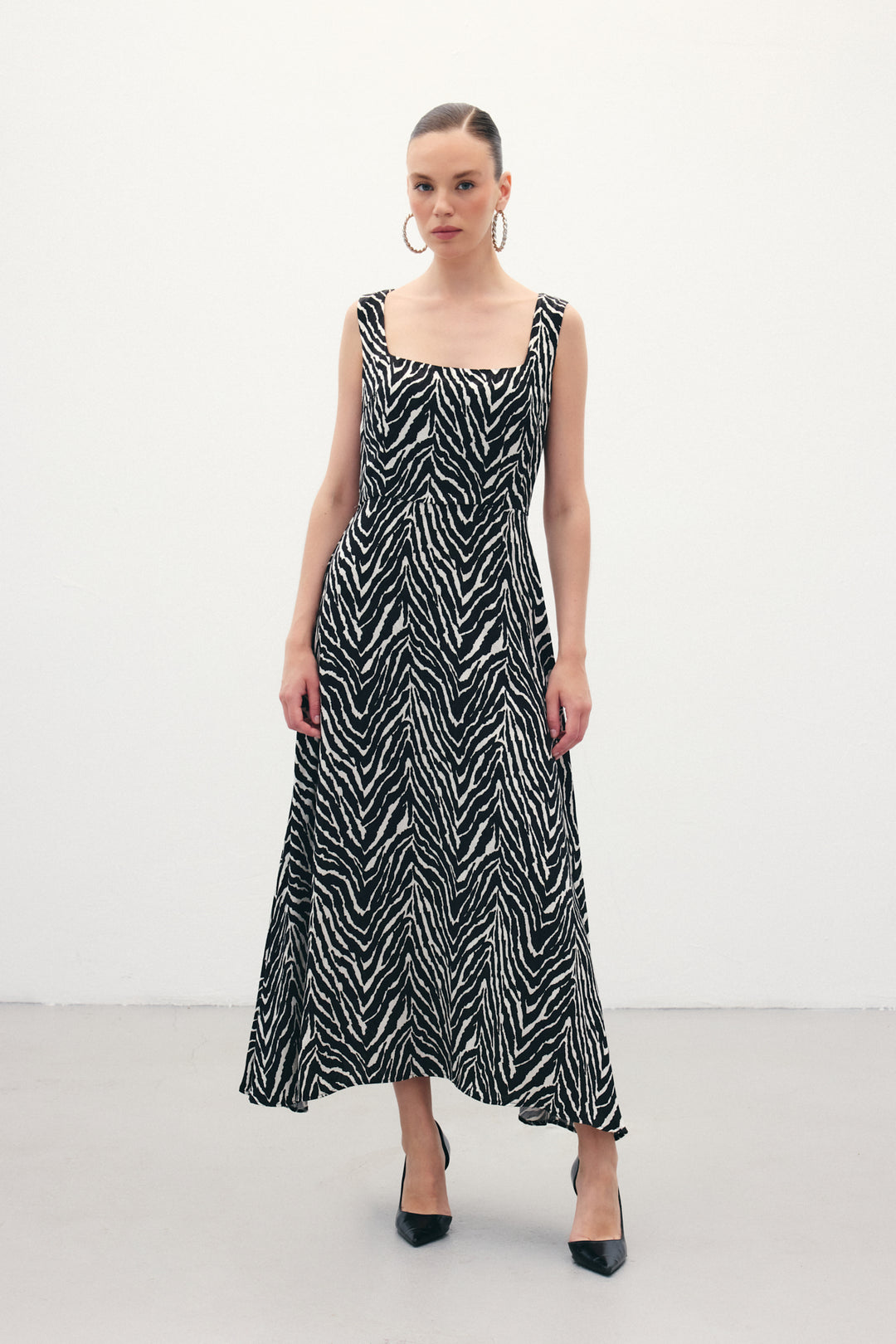 Sateen Robe à col carré avec motif zèbre - Noir