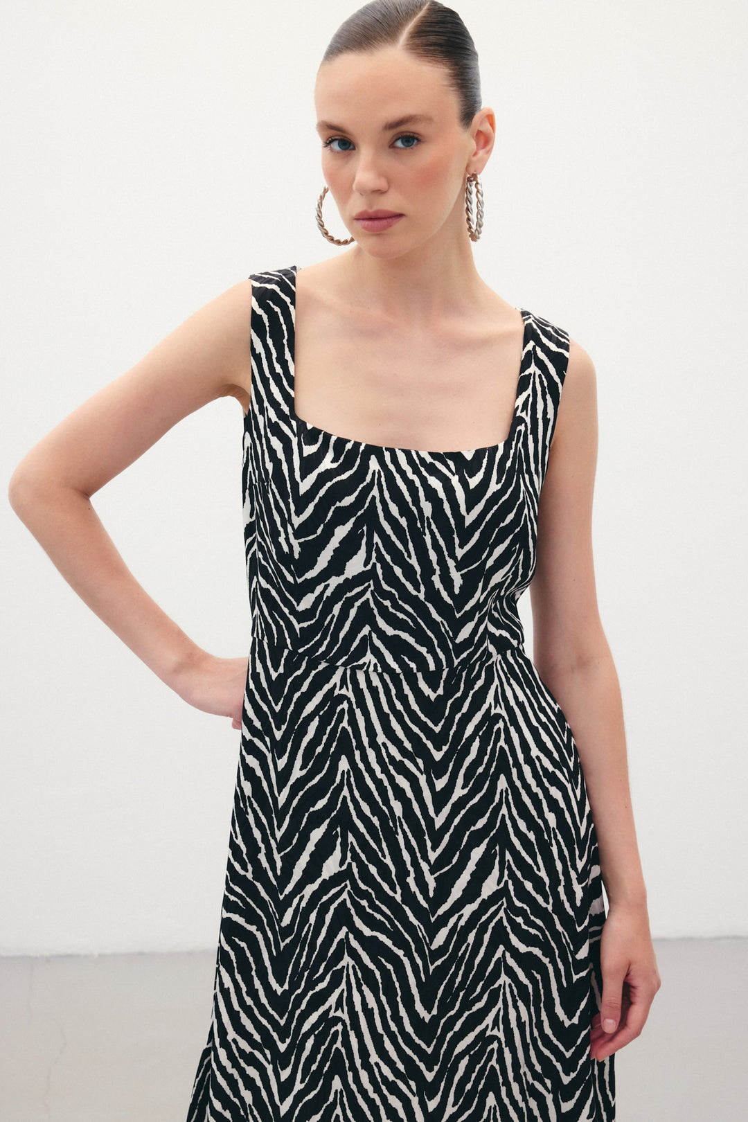 Sateen Robe à col carré avec motif zèbre - Noir