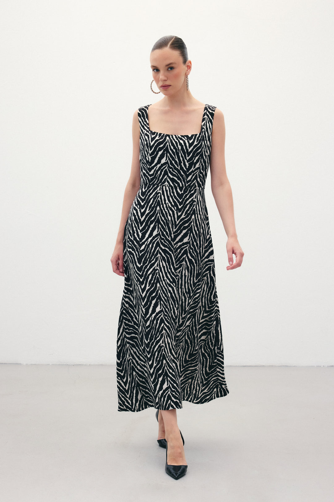 Sateen Robe à col carré avec motif zèbre - Noir