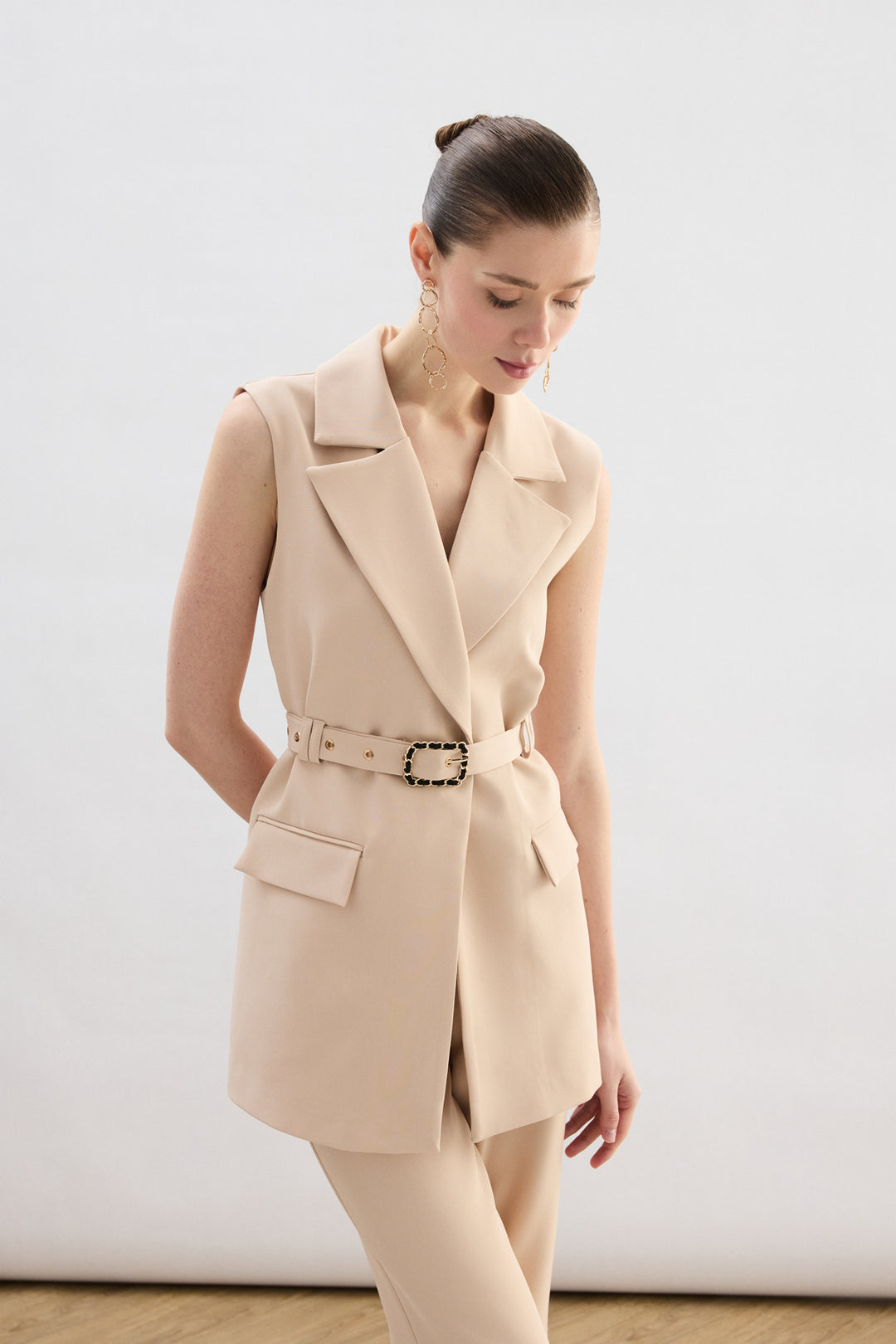 Sateen Gilet avec détail ceinture - Beige