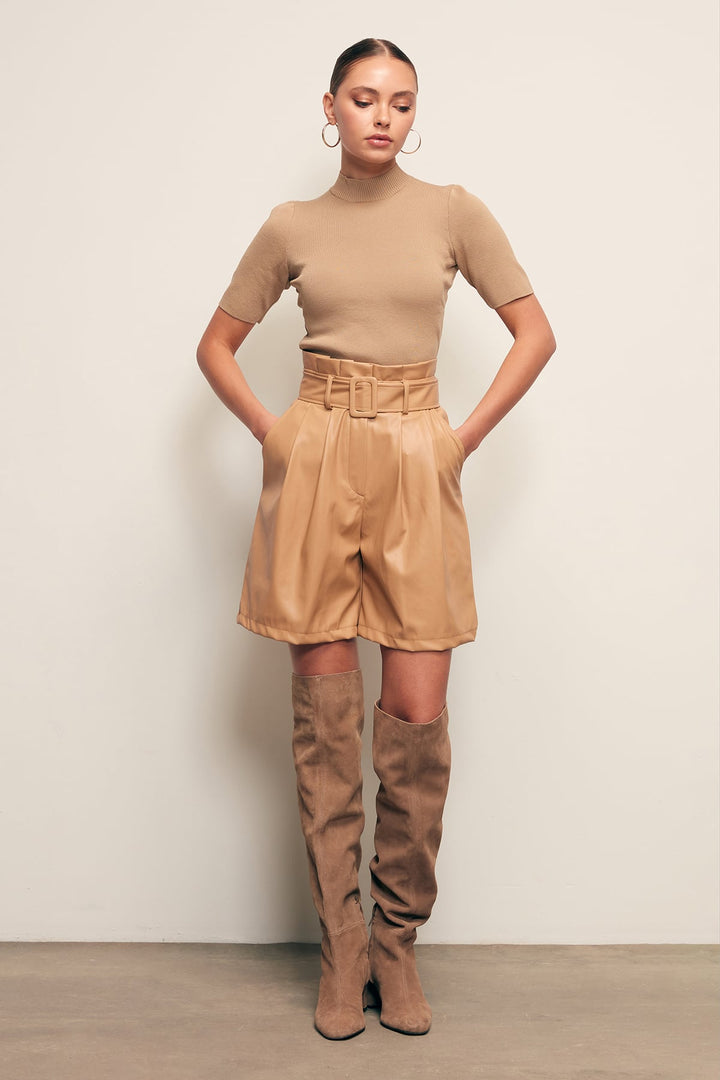 Sateen Short en Cuir avec Ceinture - Beige